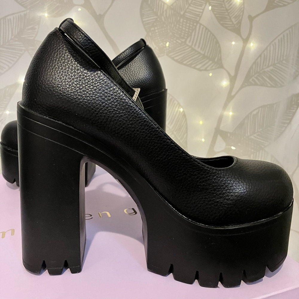 Minimalist Ankle Strap Platform Court Pumps - Picture 9 of 13